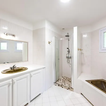 Villa De 180 M2 Avec Piscine A Saint-raphael Pour 10 Personnes *