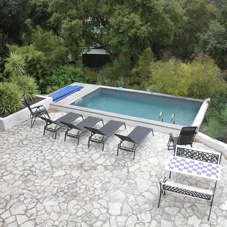 De 180 M2 Avec Piscine A Saint-raphael Pour 10 Personnes
